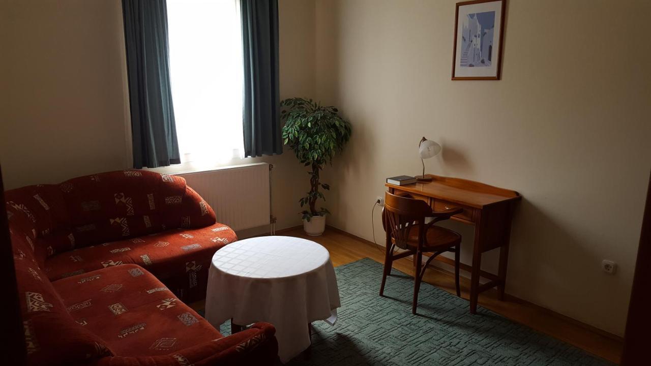 莱提蒂亚住宿加早餐旅馆 Kaposvár 外观 照片